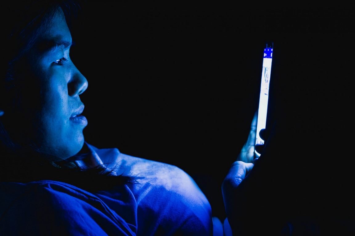 Blue Light dari Gadget, Benarkah Berbahaya untuk Mata?