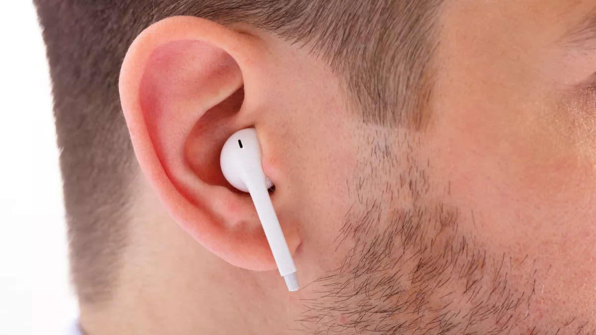 Sering Menggunakan Earphone Seharian, Apakah Aman?