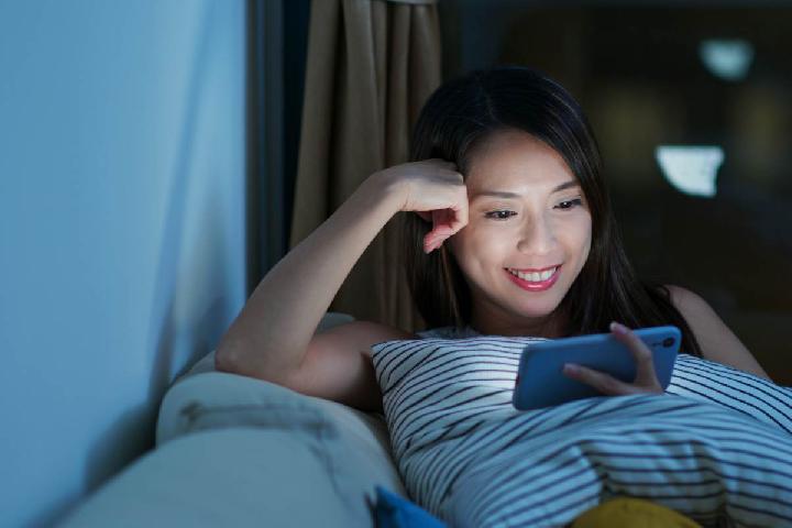 Nonton Film Sambil Rebahan Seharian, Apa Dampaknya bagi Tubuh?