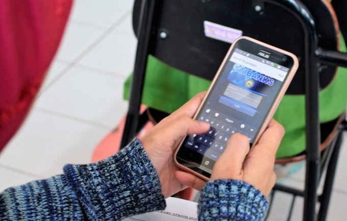 Sering Membawa HP ke Mana-Mana, Apakah Ada Dampaknya bagi Kesehatan?