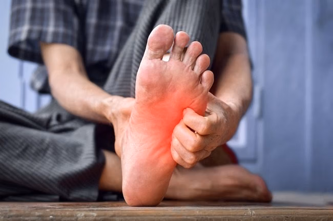 Kenapa Kaki Sering Terasa Kesemutan Saat Duduk Lama?