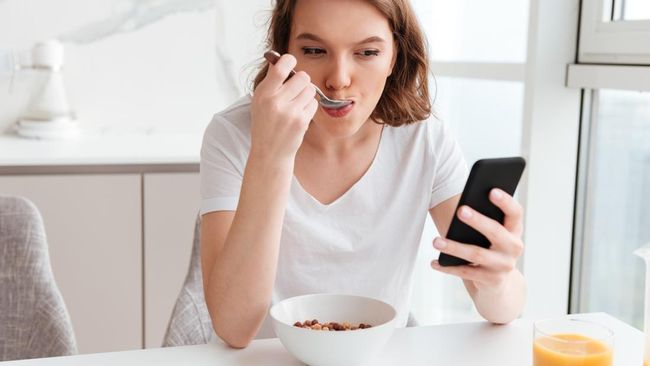 Makan Sambil Scroll TikTok, Benarkah Bisa Membuat Kita Makan Berlebihan?