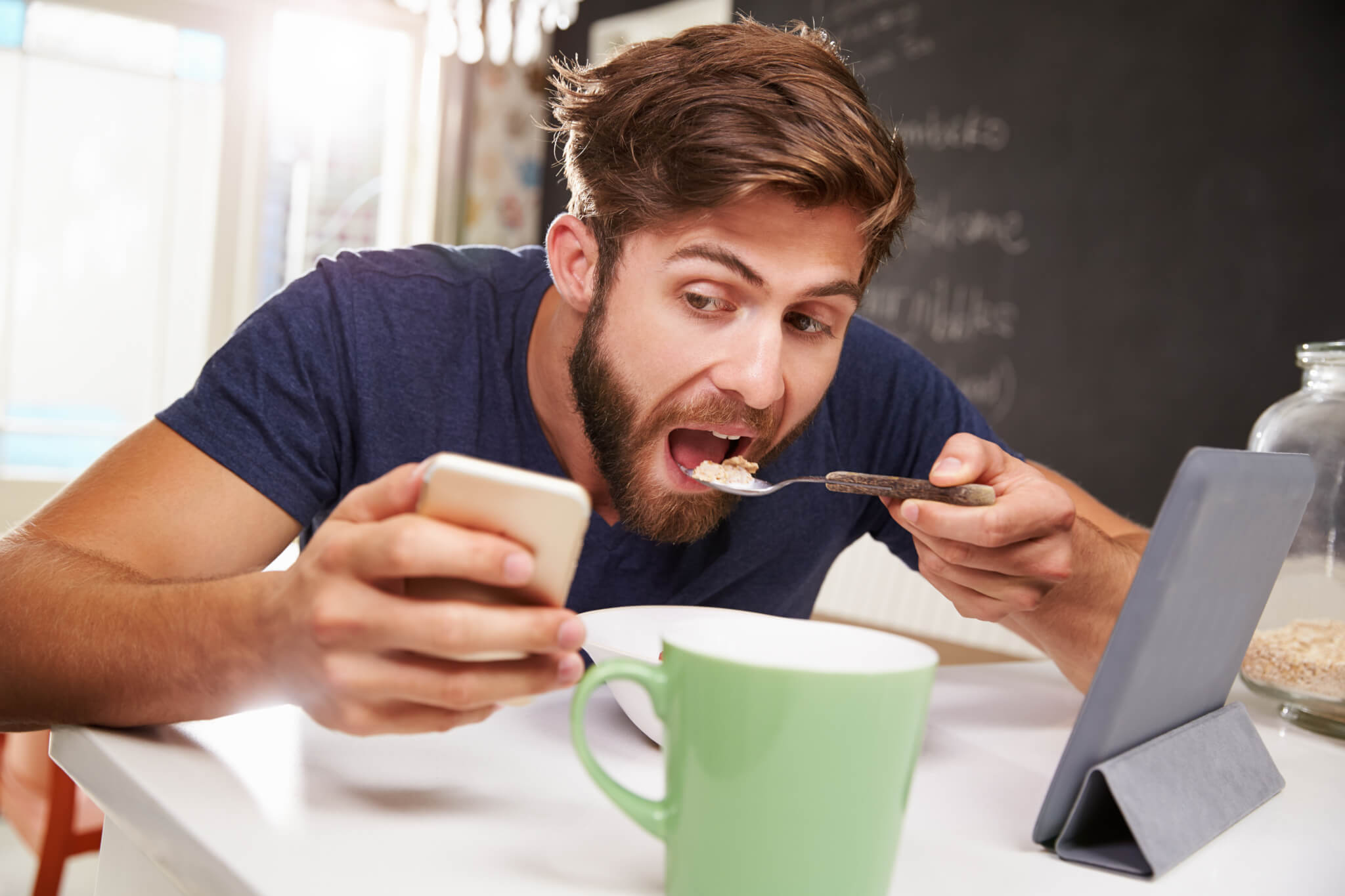 Scrolling Saat Makan, Apa Dampaknya bagi Pencernaan?