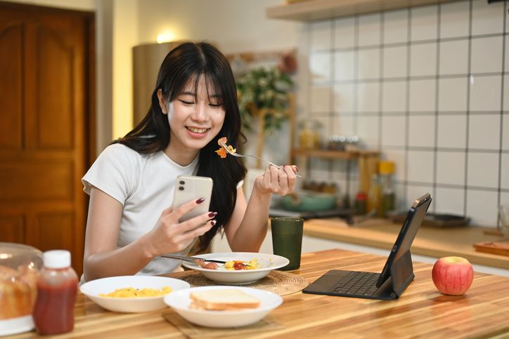 Sering Membalas Chat Sambil Makan, Apakah Mempengaruhi Pola Makan?