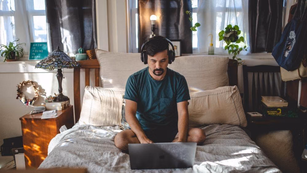 Sering Membawa Pekerjaan ke Tempat Tidur, Apa Dampaknya bagi Kualitas Istirahat?