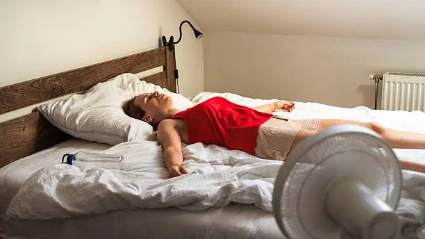 Sulit Tidur Saat Rumah Panas dan Udara Berasap, Begini Cara Membuat Kamar Lebih Nyaman