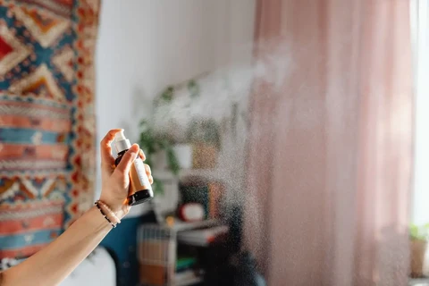 Menyemprot Pewangi Ruangan Saat Kabut Asap, Apakah Bisa Membuat Udara Makin Tidak Nyaman?
