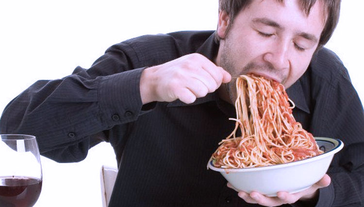 Makan Cepat Saat Sibuk, Kenapa Perut Bisa Lebih Mudah Begah?